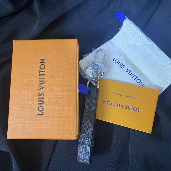 Louis Vuitton keychain black print - Picture 1 of 4